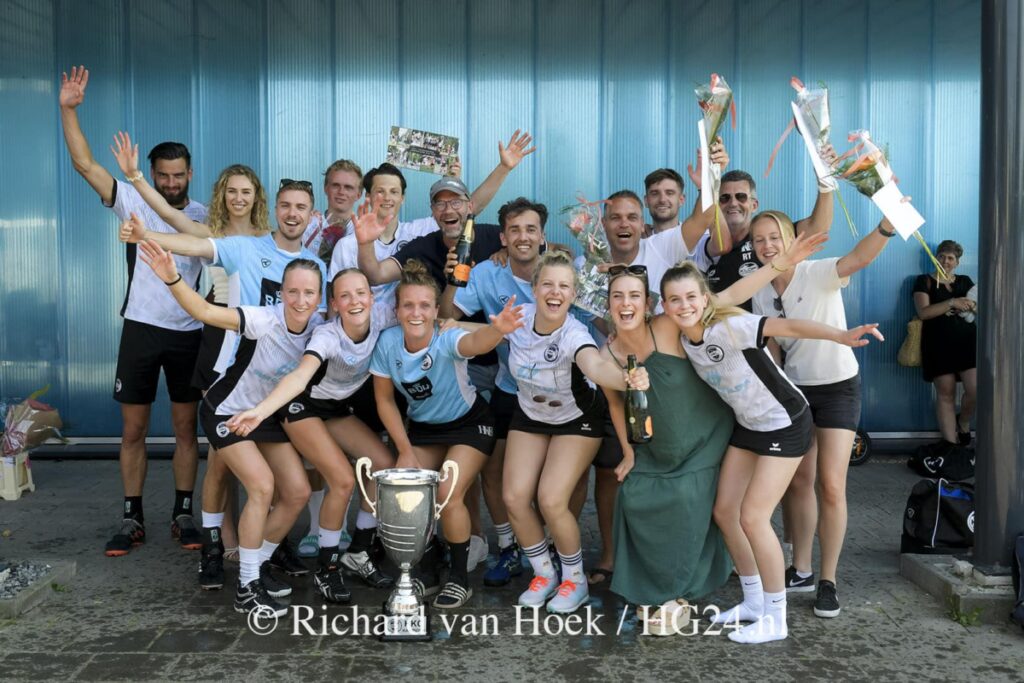 Korfbalselectie HKC 1 Kampioen In Hoofdklasse Dankzij Verlies ...